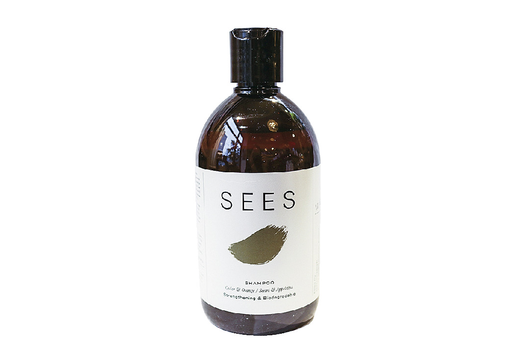 フィンランド産のヴィーガン シャンプー。爽やかなシダー ＆オレンジの香り。€18.90