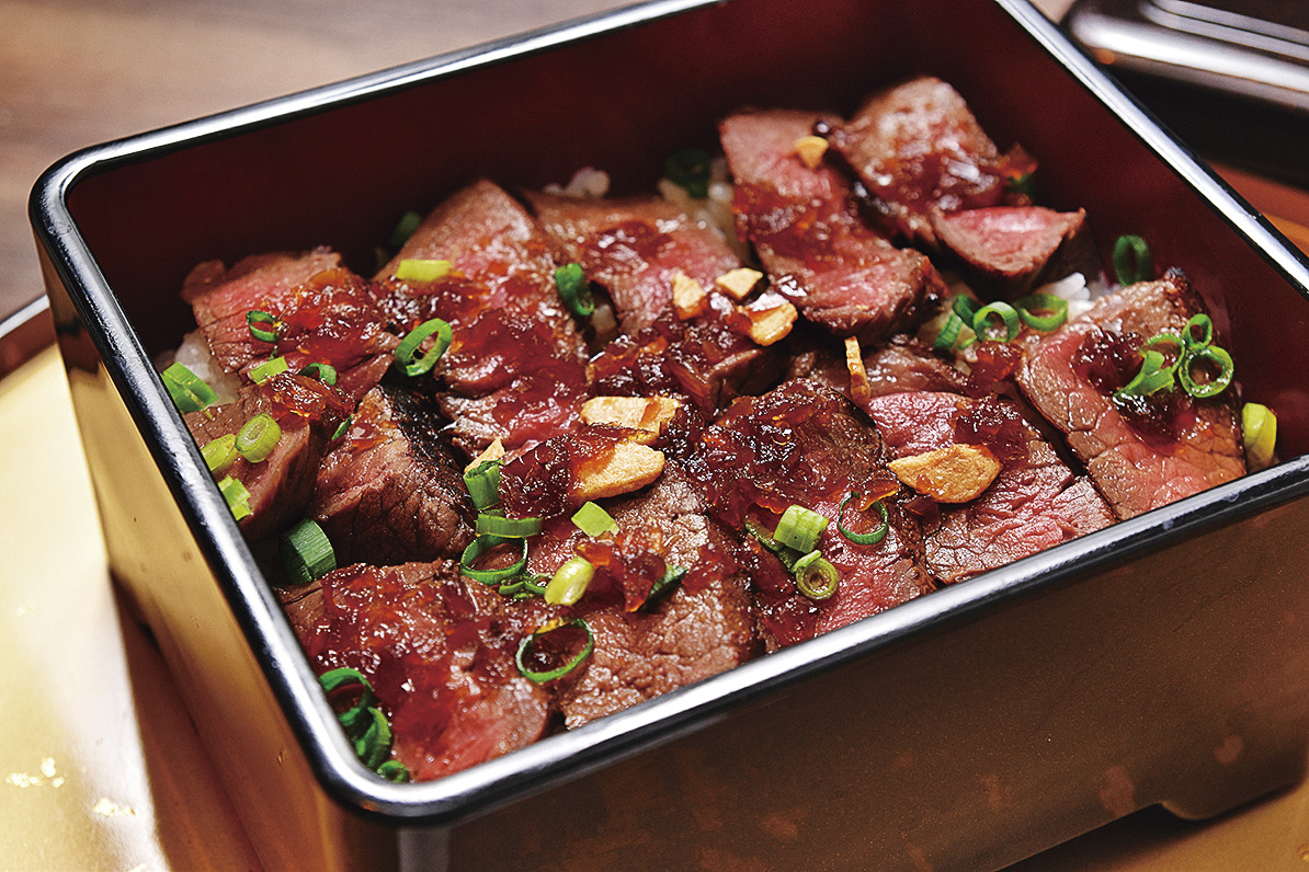 「和牛ビストロ三国家」の赤城牛和牛ステーキ重はボリューム満点