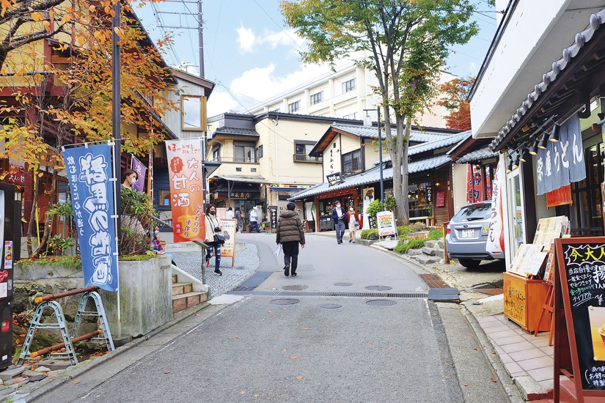 西の河原通りは観光客で賑わう人気エリア