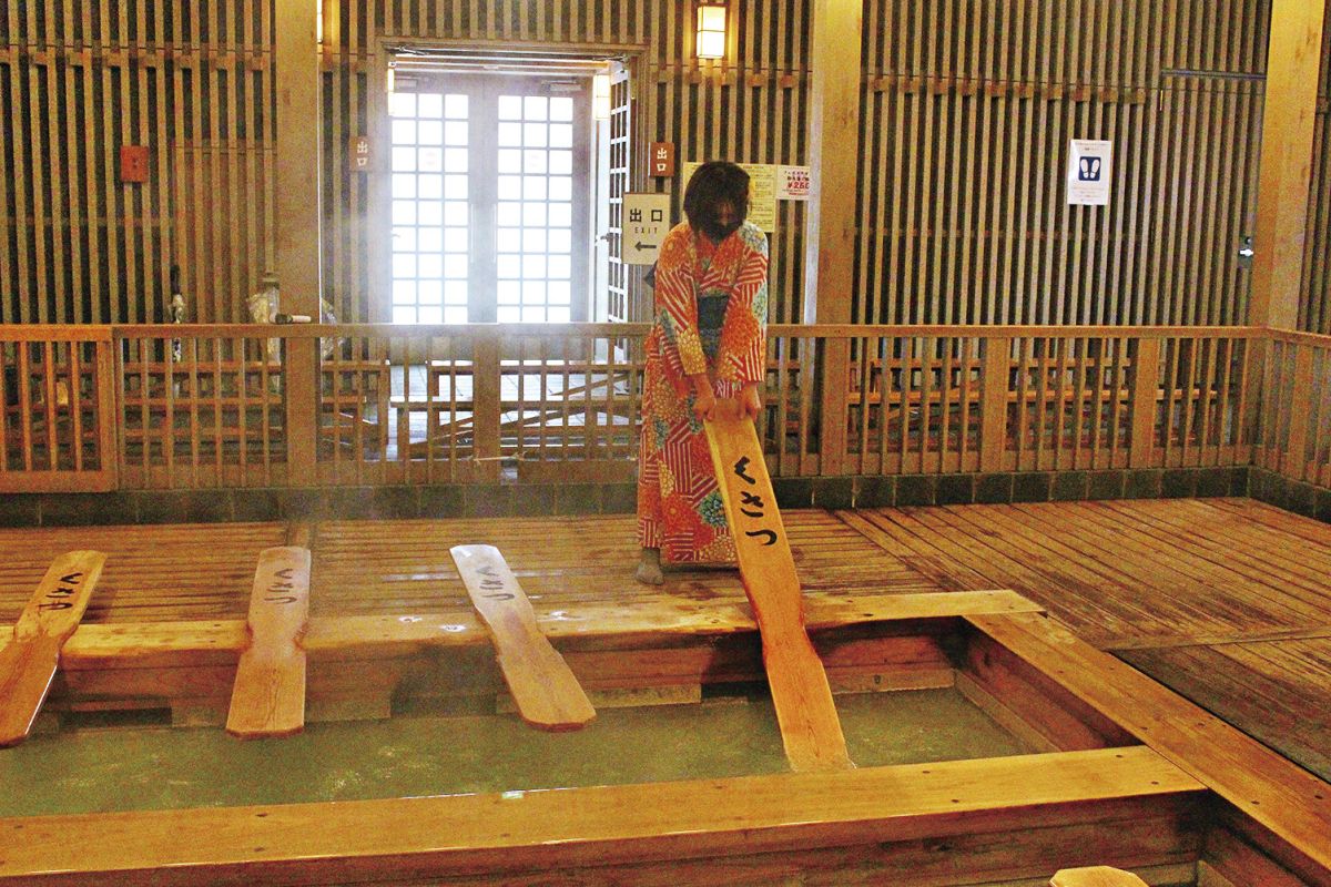 「熱乃湯」の建物は草津のランドマーク