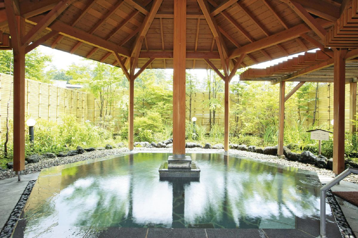 「ホテル一井」の庭園風の露天風呂