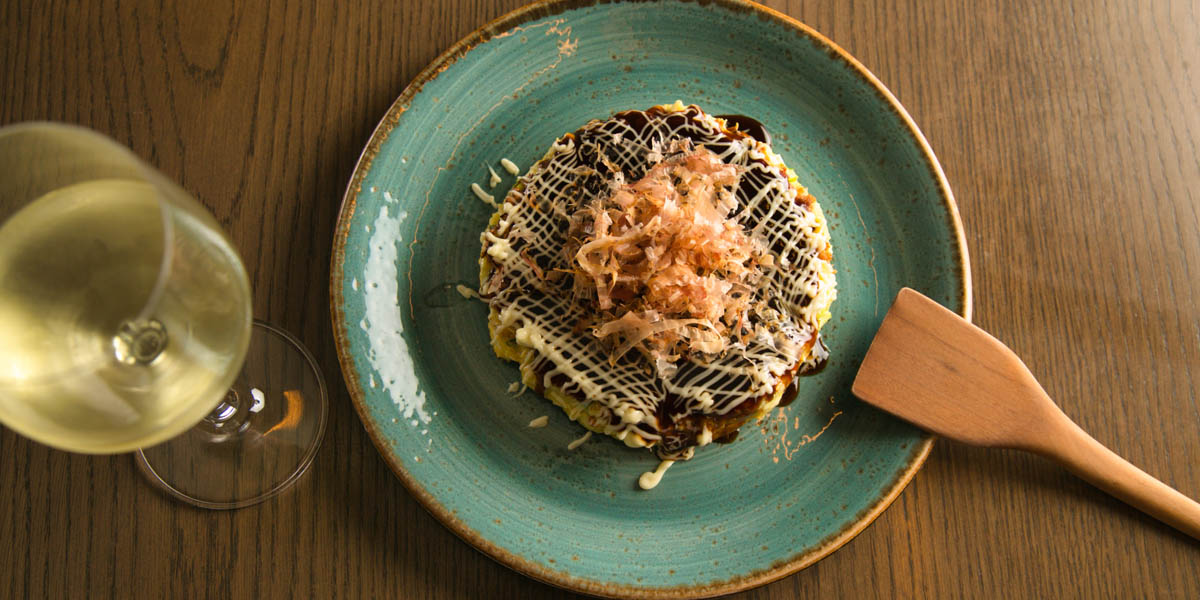 【大阪】ワイン片手にお好み焼きを。シックな鉄板焼き店「tanpopo」