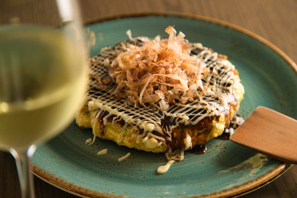 「お好み焼き」ブタ・イカ・タコ・エビの中から1種1100円、2種1300円　