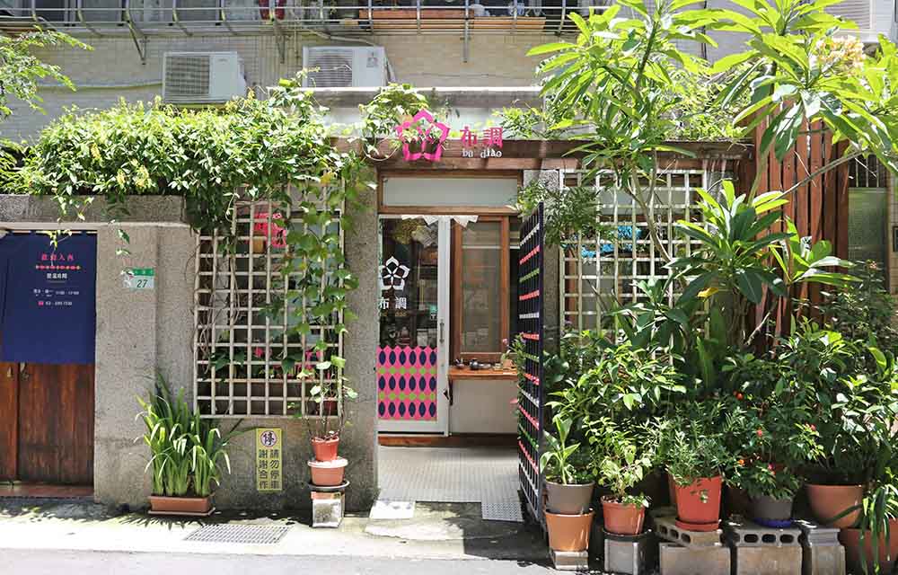 たくさんの植物がお出迎えしてくれるお店の入口