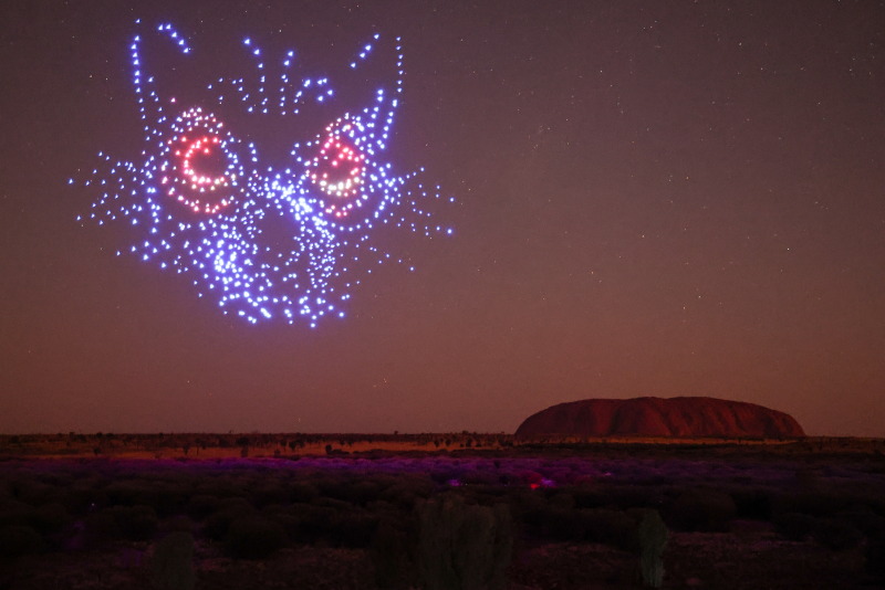 ドローンが夜空に物語を描き出す／カルトゥカジャラからウルルまでのマラの物語は土地の管理者であるアナング族に代々伝わるストーリーです。ラムス社（RAMUS）がデザイン・制作したドローン、光、音を駆使した芸術的なプラットフォームにより、彼らの物語を今に伝える没入型体験を実現しました。