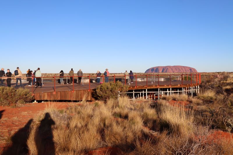 ウルルを望む展望台でサンセットを待つ