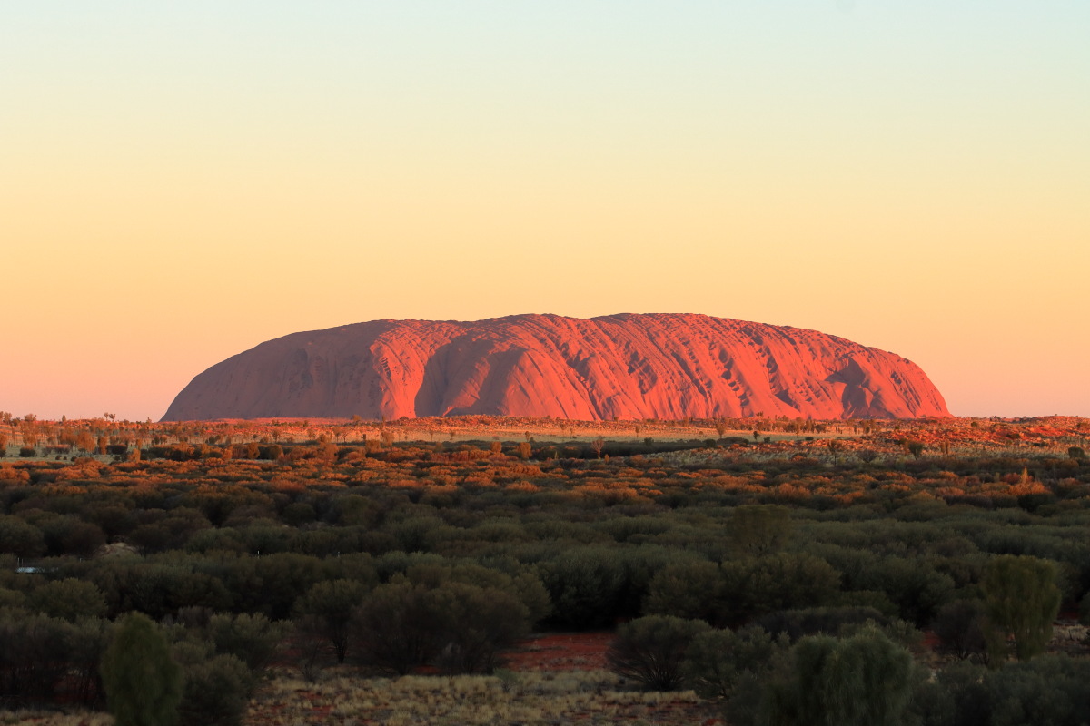 サンセット鑑賞はウルル観光のハイライトの一つ