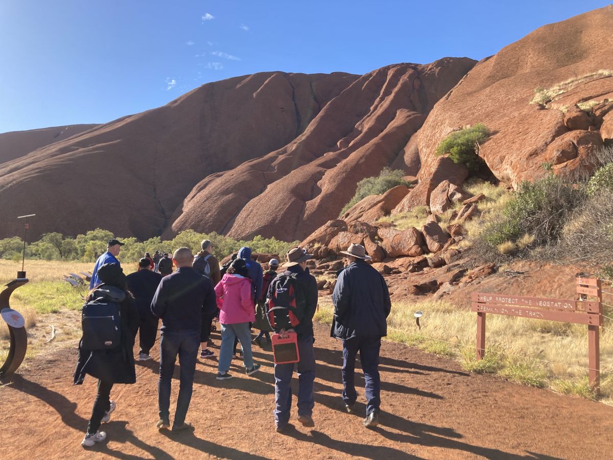 ウルルの麓にある散策路のマラウォーク