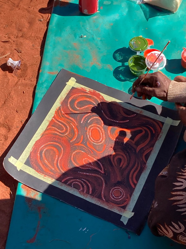 アナング族のガイドが描くドット・ペインティング