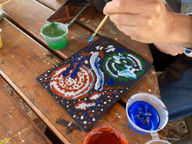 アクリル絵具を使ったドット・ペインティングを体験