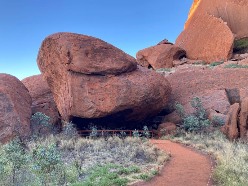 アボリジナルピープルによる壁画が残る場所にも立ち寄る