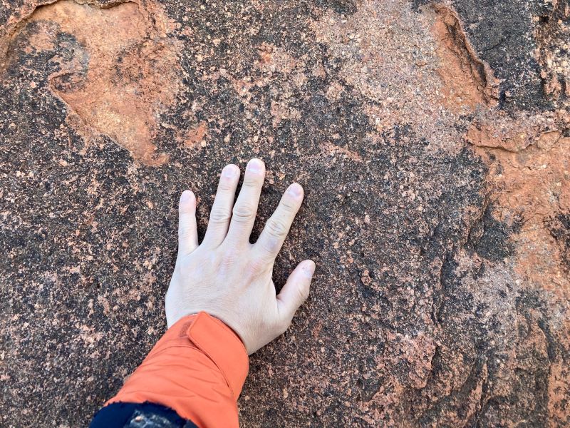 ウルルに触れて、大地のパワーを感じよう