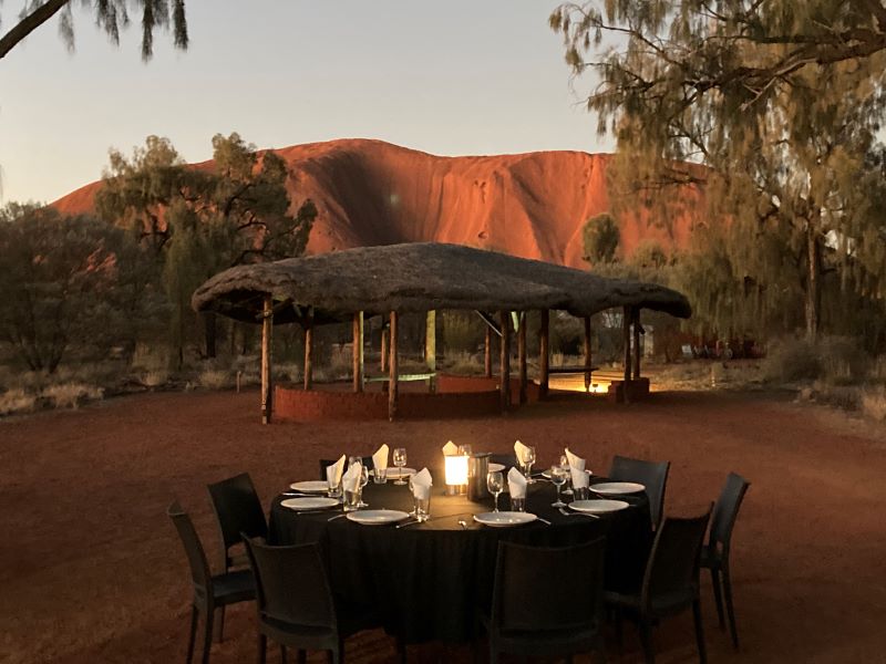 ウルルを近くに見ながらの食事は格別