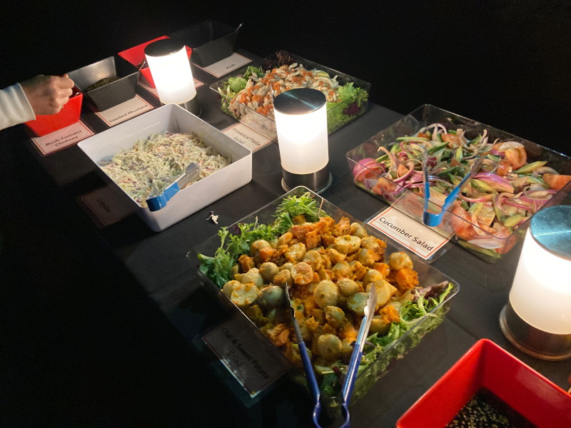 サラダだけでも数種類並び盛りだくさん