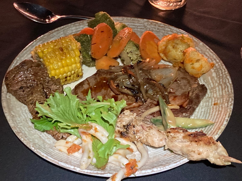 メインのステーキやグリルしたカンガルーなど