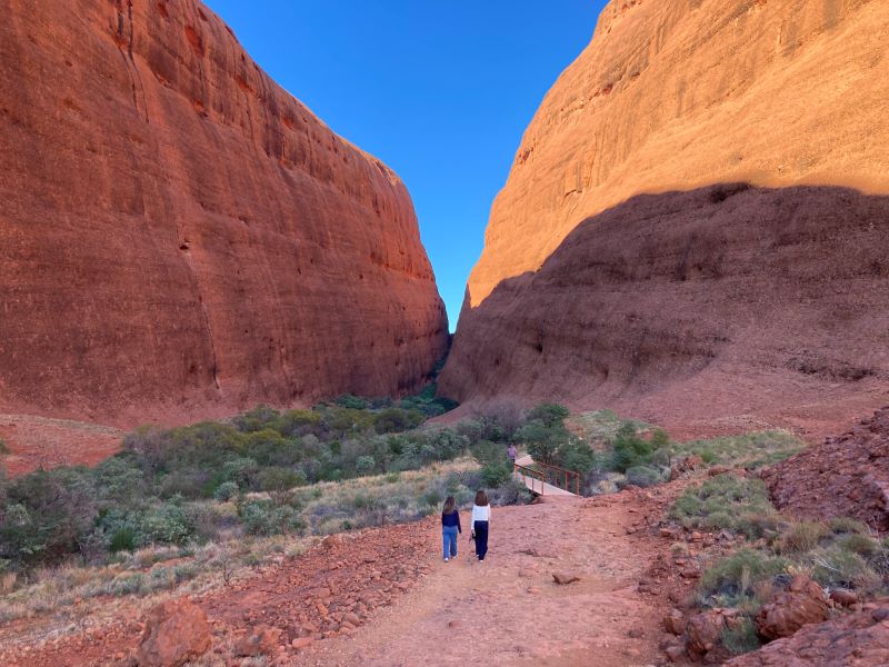 両側にそびえ立つ巨岩のスケール感に圧倒される