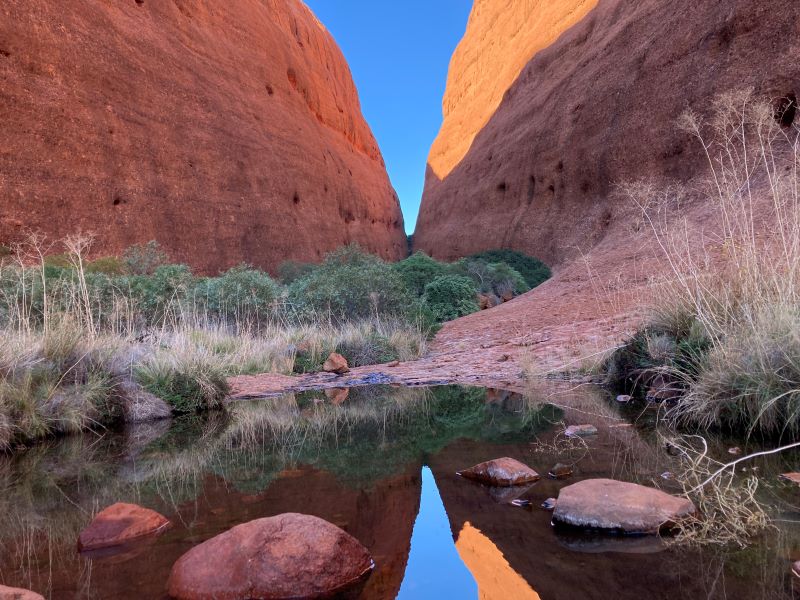 水面に反射した“逆さカタ・ジュタ”