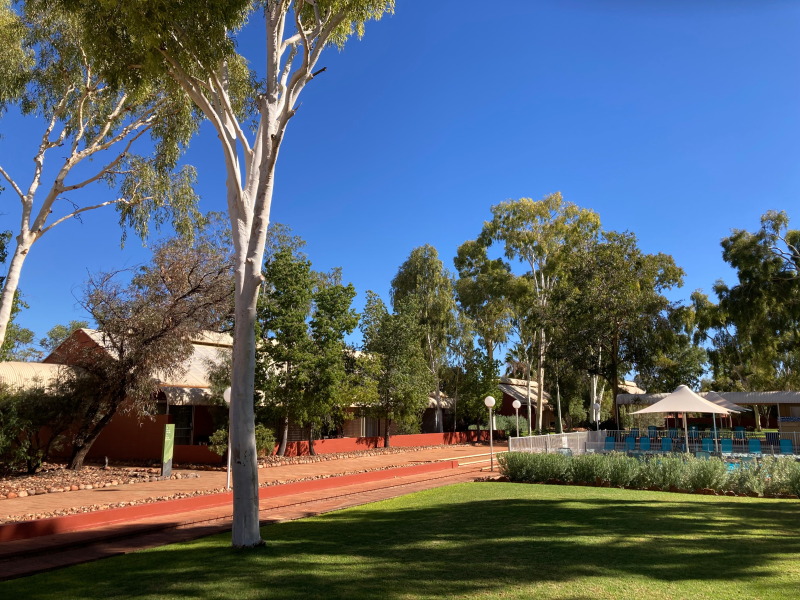 緑あふれる庭園を囲むようにデザート・ガーデンズ・ホテルの客室棟が広がる