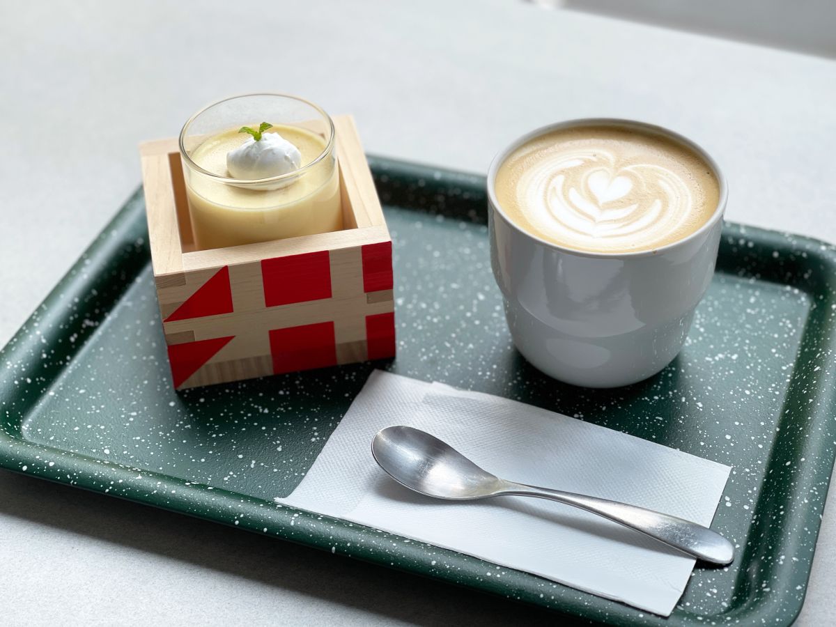 （左から）「たまごプリン」550円、「カフェラテ（HOT）」600円