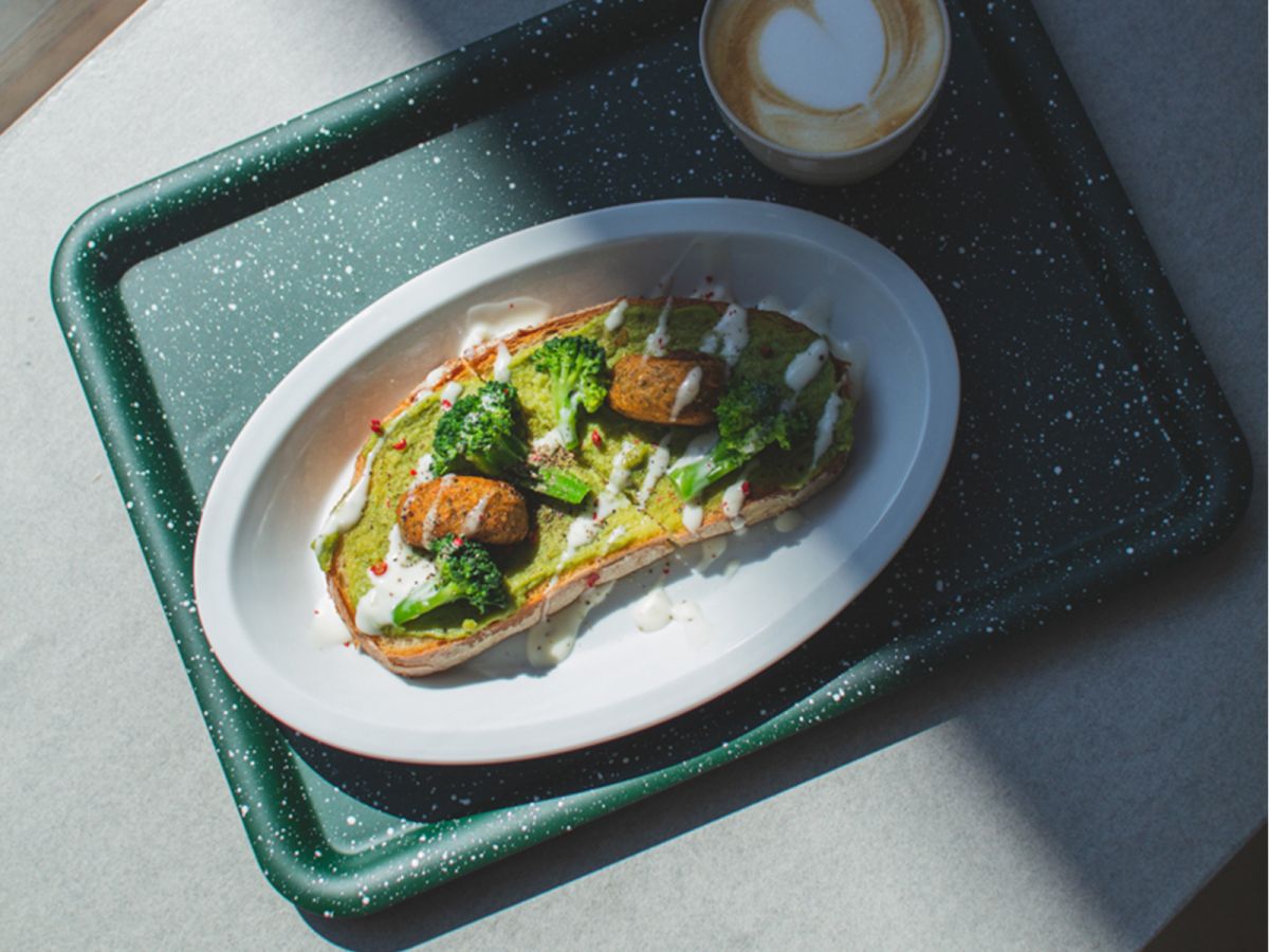 「アボカドペーストとファラフェルのオープンサンド（ドリンク付き）」1000円