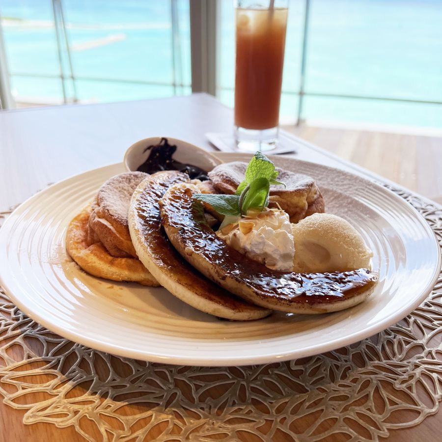 「キャラメリゼバナナ&ホットチョコレートパンケーキ（2枚）」1353円