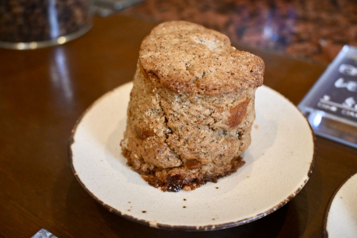 「麹甘酒スコーン チャイ＆ドライリンゴ」450円