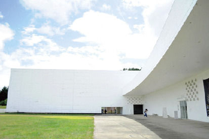 隣接する 「特別史跡 三 内丸山遺跡」 の発掘現場 から着想を得て設計された建物