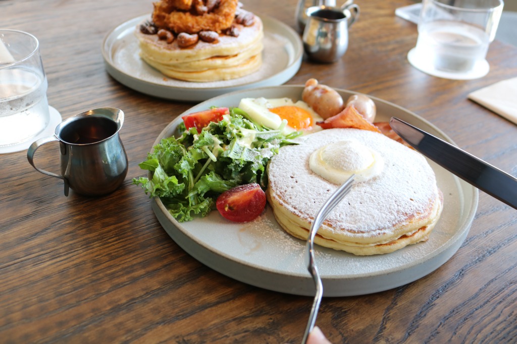バターミルクパンケーキコンボプレート ベーコン、エッグ、ソーセージ、ケールサラダ2200円