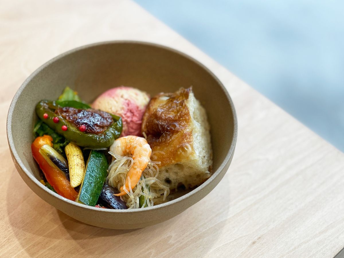 「デリボウル（ライスボウル）」2デリ950円〜、3デリ1080円〜、4デリ1200円〜 ※デリの種類によって値段が変動。さらに1デリ追加は＋320円。写真のメニューは1550円