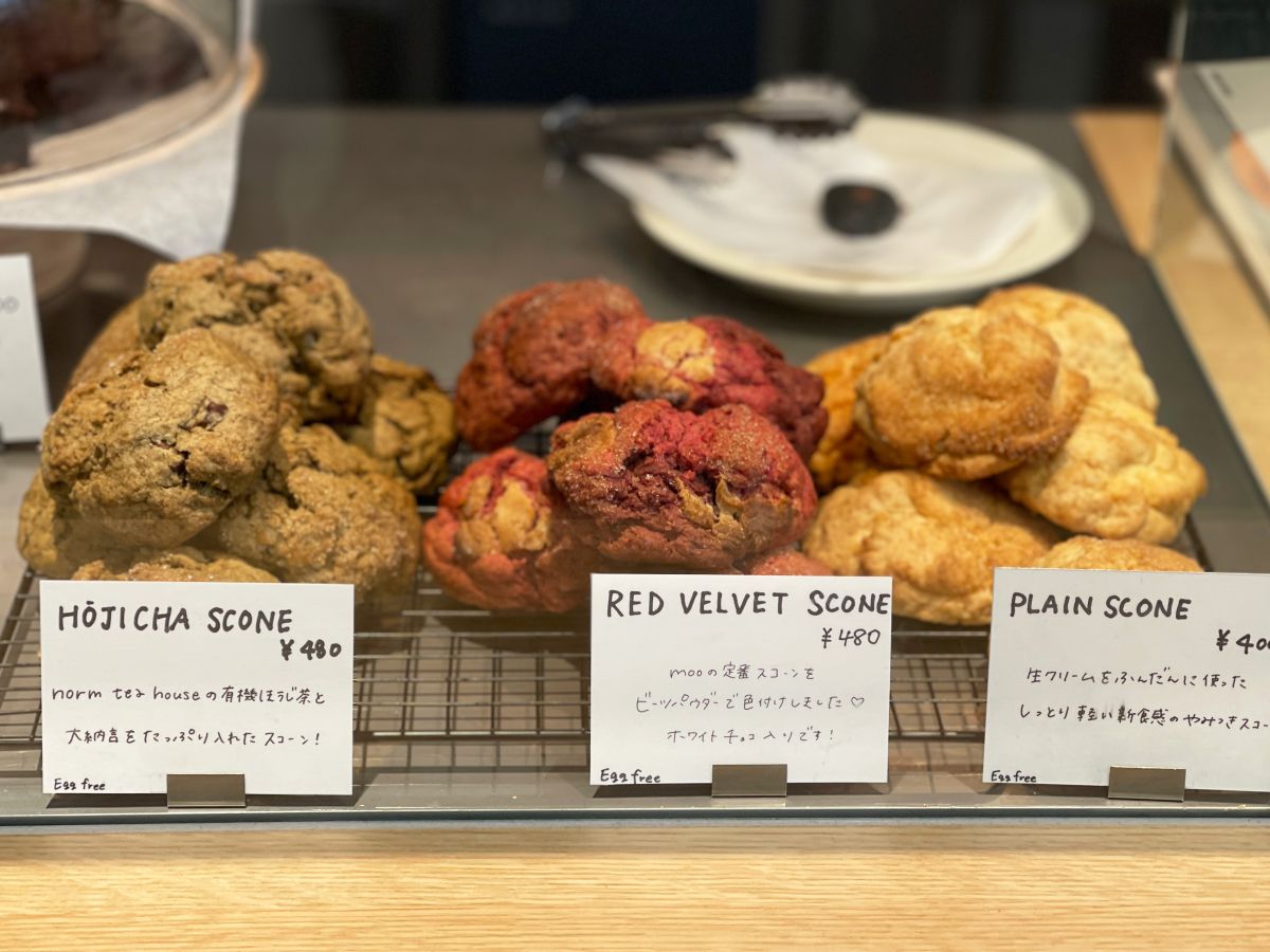 （左から）「ほうじ茶 スコーン」480円、「レッドベルベット スコーン」480円、「プレーン スコーン」400円