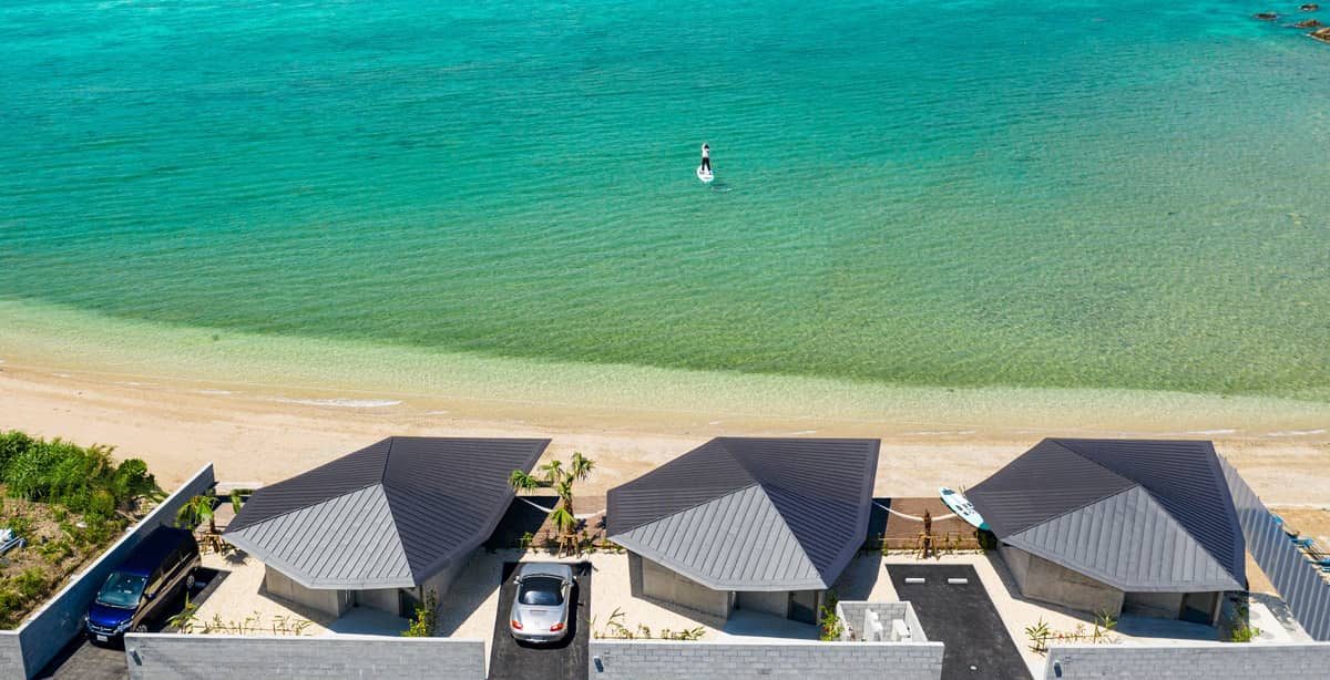 アマミブルーの海を眺めてゆったり島の暮らし旅。ローカルフード「けいはん」や伝統行事「八月踊」も楽しんで【伝泊 The Beachfront MIJORA（鹿児島県 奄美市）】