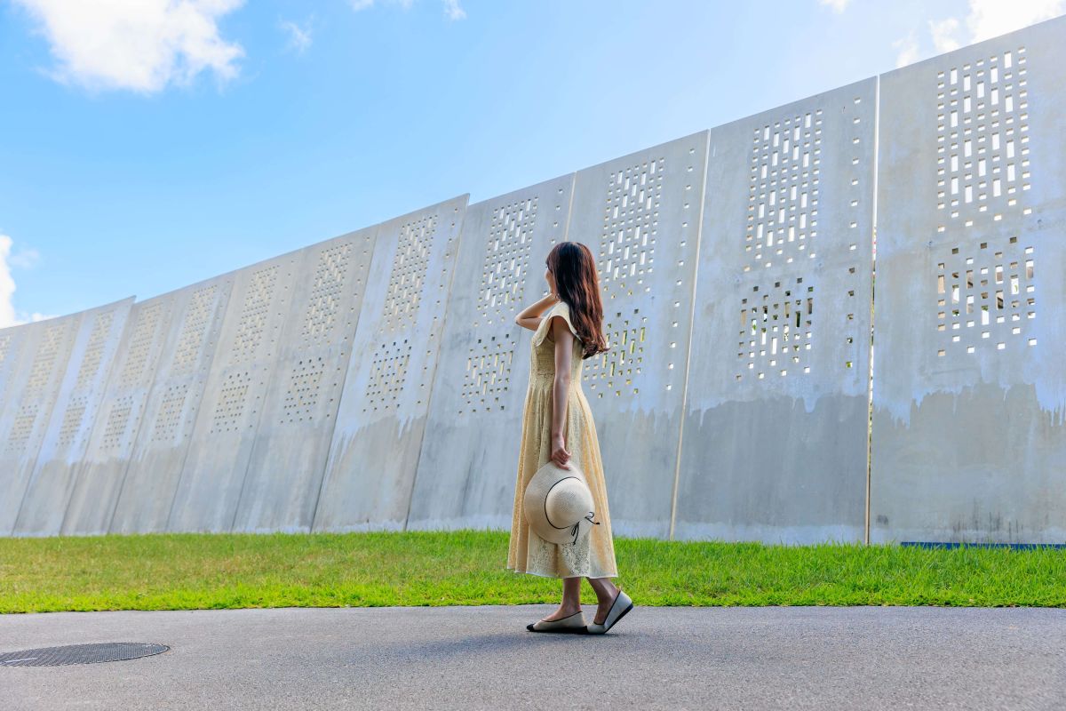 グスクウォールに浮かび上がる模様には読谷村の伝統的な織物のデザインが