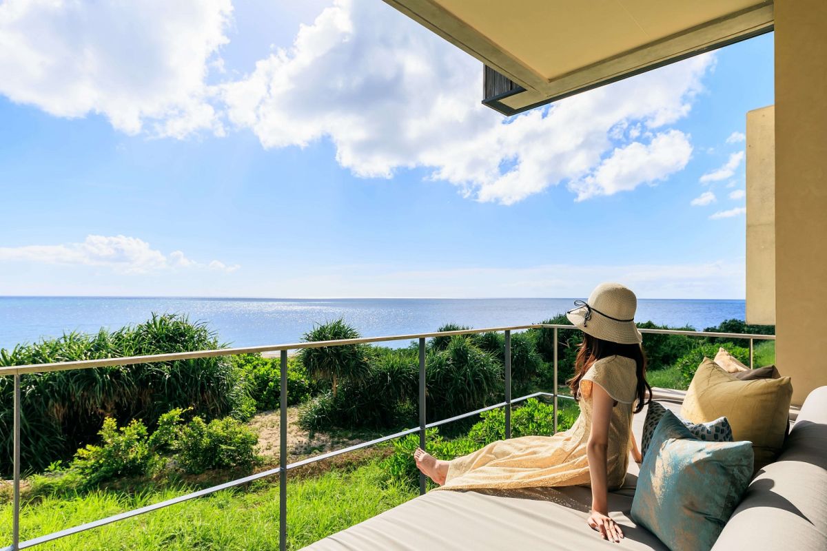 「ハル（畑）」に設置されているテラスリビングからはソファでくつろぎながら海を一望できる