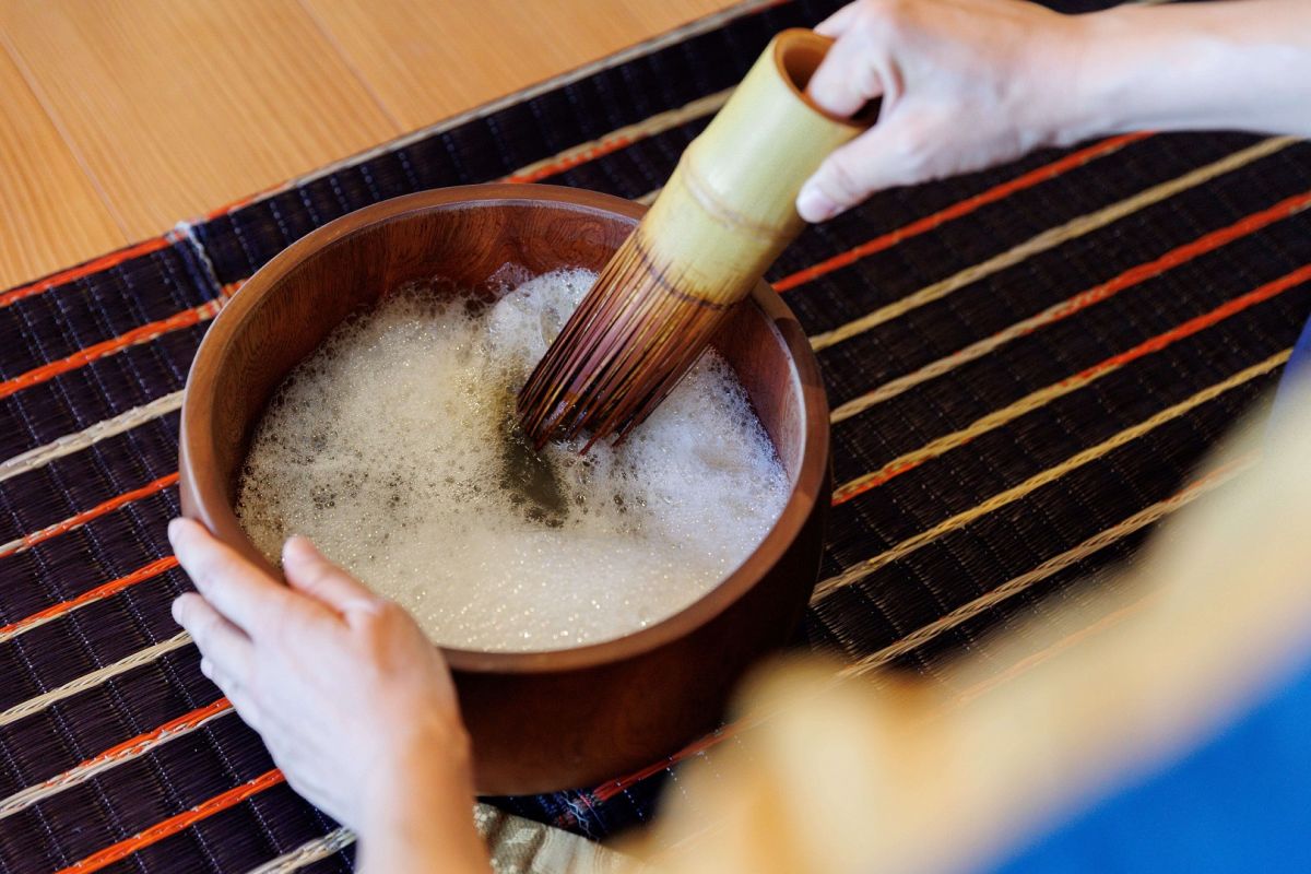 ぶくぶく茶の泡は油分に弱いので、油分の少ない樹木の器と竹製の茶筅を用いる。これを使うと、しっかりとした泡になるそう！