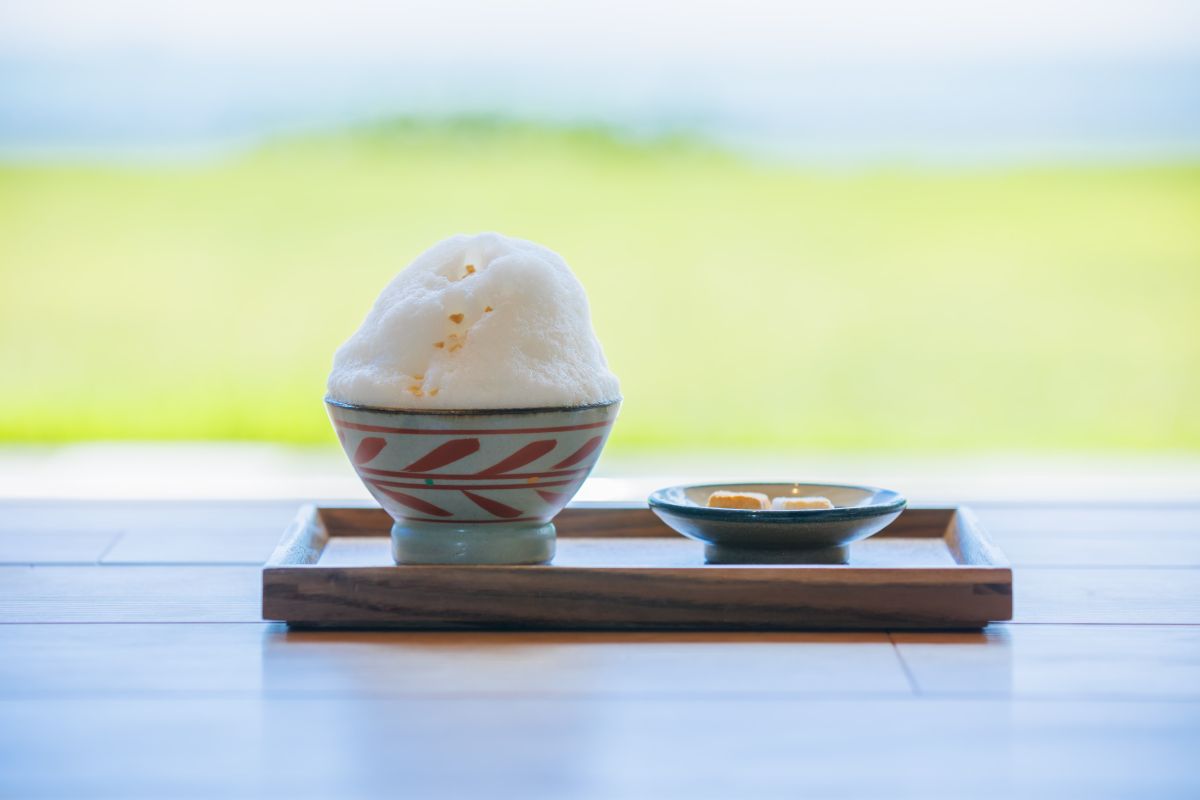 冷たいさんぴん茶に泡をこんもりとのせてぶくぶく茶が完成