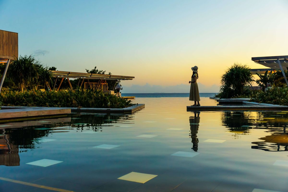 夕暮れのプールサイドもまた美しい