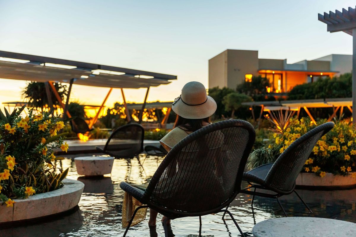 一番浅いエリアはくるぶしくらいの深さ。水着を着ていなくてもこの椅子に座って過ごすことも