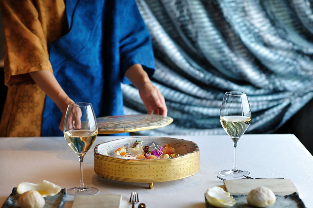 料理が盛られた器にもぜひ注目したい