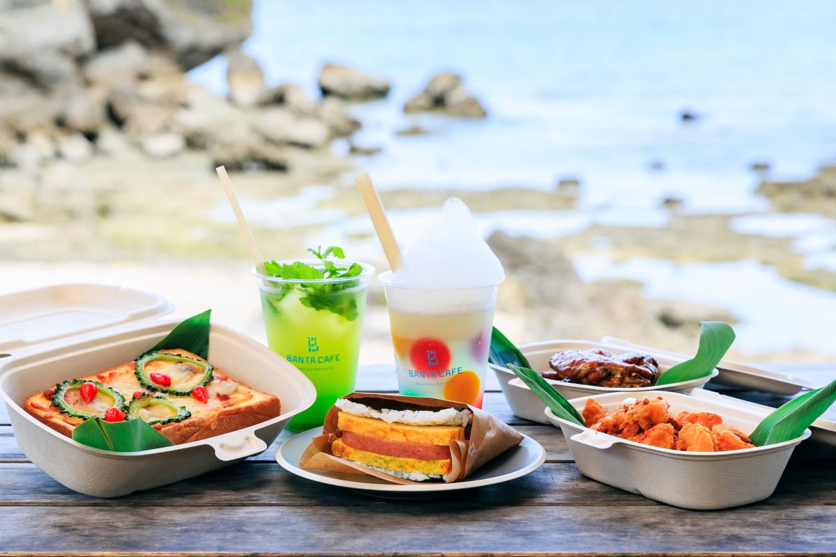 （写真左から反時計回りに）「うちなーピザトースト」、「ポークたまごおにぎり」、「ガーリックシュリンプ」、「タンカンチキンウィング」、「ぶくぶくジュレソーダ」、「シークヮーサーネード」