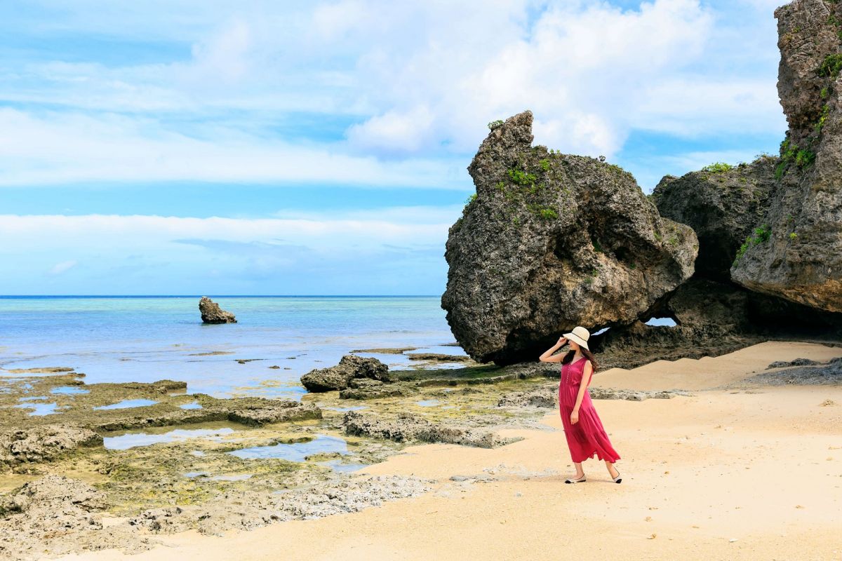 「岩場のテラス」を抜けると、こちらの海岸が広がっている