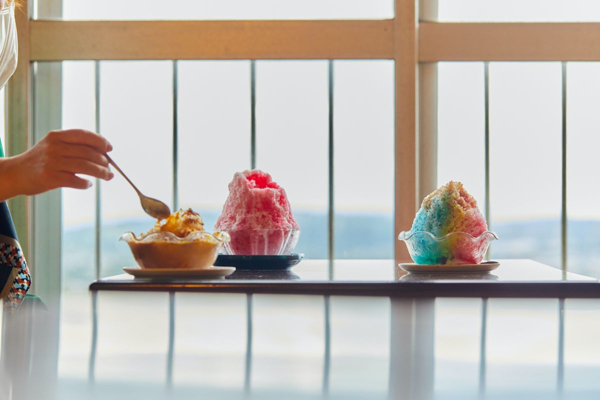 左から「マンゴーチョコかき氷」800円 、「いちごみるく」700円、「レインボーミルク」650円