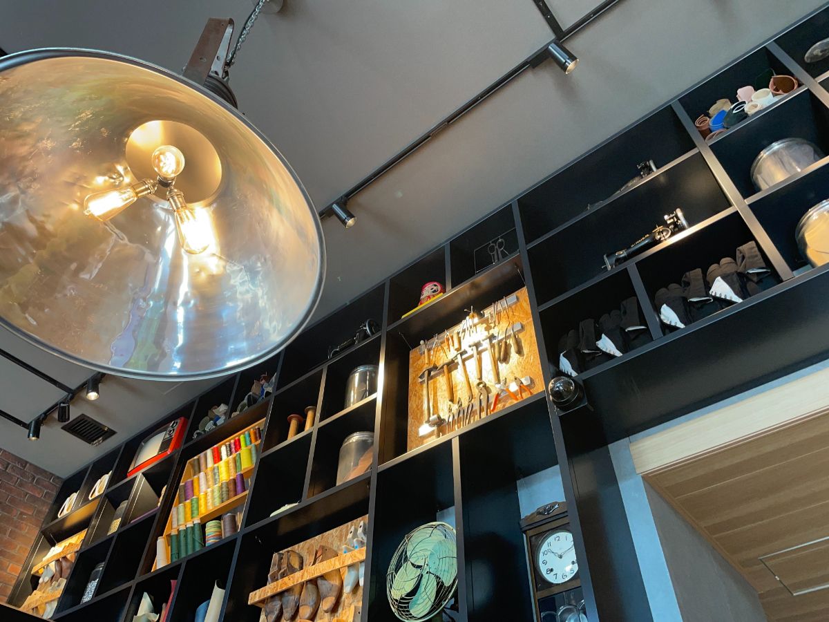 ロビー壁面のディスプレイも職人の街浅草を連想させるものを展示