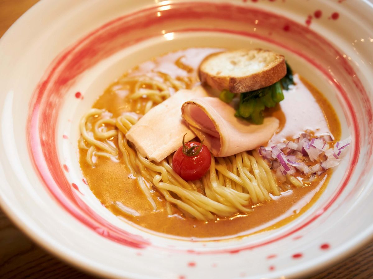 具材には飛騨脂豚のチャーシューをはじめ、飛騨地鶏、バゲット、ミニトマトが！