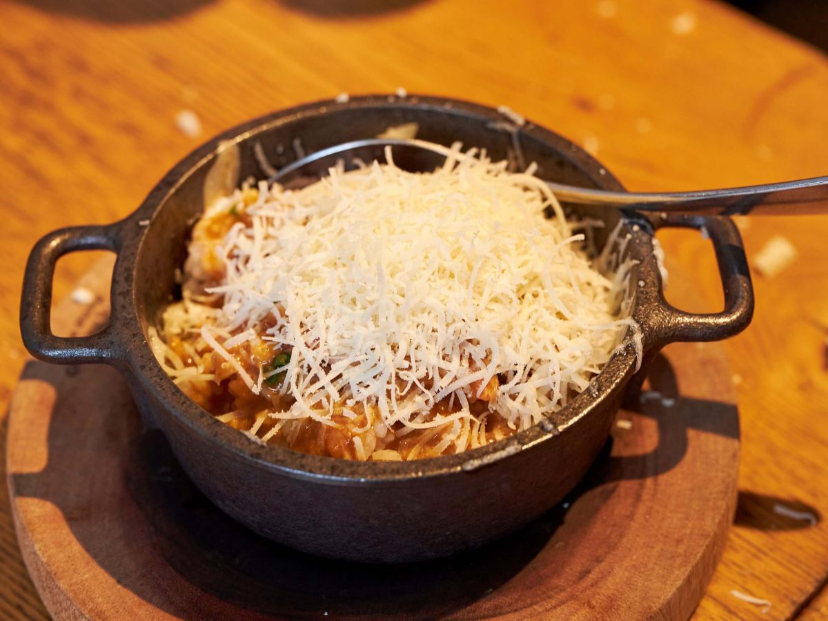 スープをかけ終えたら、スタッフさんが上から削りチーズをかけてくれます