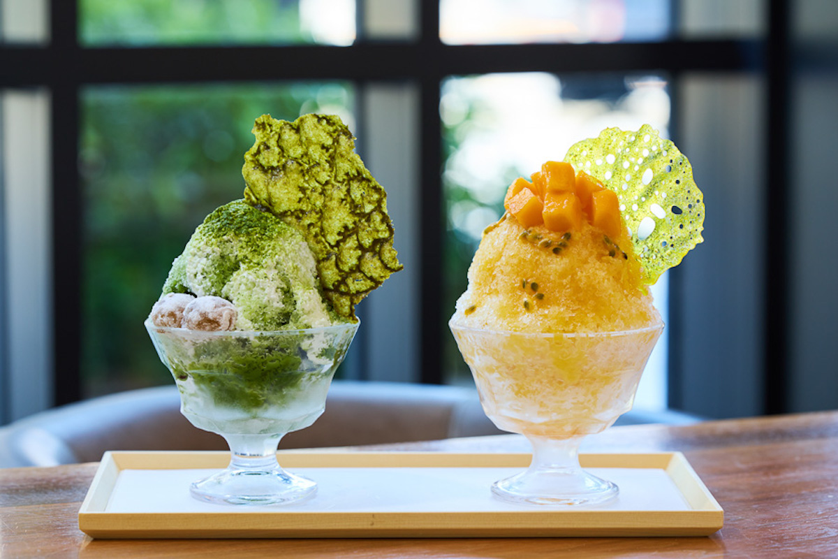 左から「抹茶とマスカルポーネのかき氷」 2200円、「夏小紅 宮古島マンゴーとパッションフルーツのかき氷」2640円
