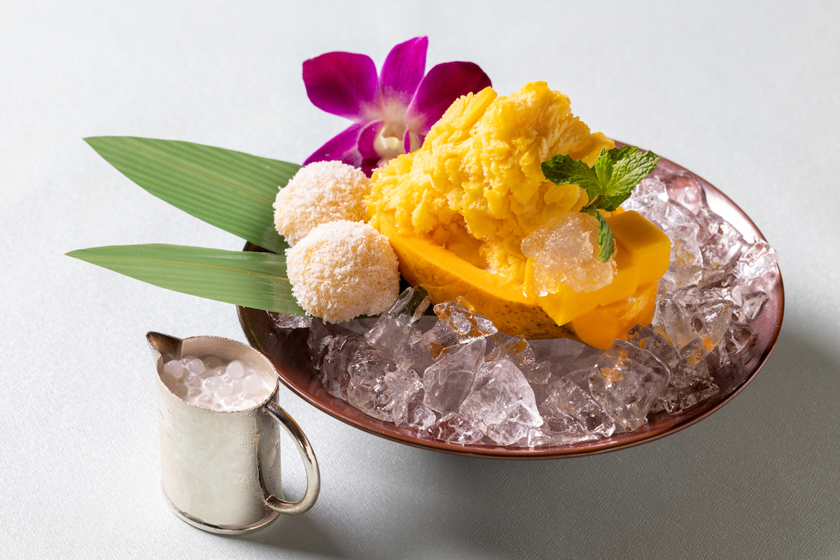 「マンゴーココナッツ団子とマンゴーかき氷のパパイヤ器仕立て」3850円
