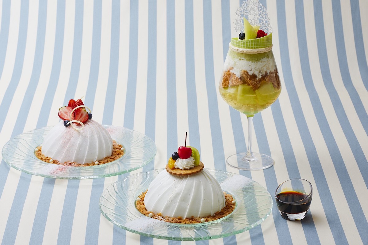 左から「スノードームケーキ」ストロベリー、プリン・ア・ラ・モード 各2024円、「スノーパフェ」メロン 2530円