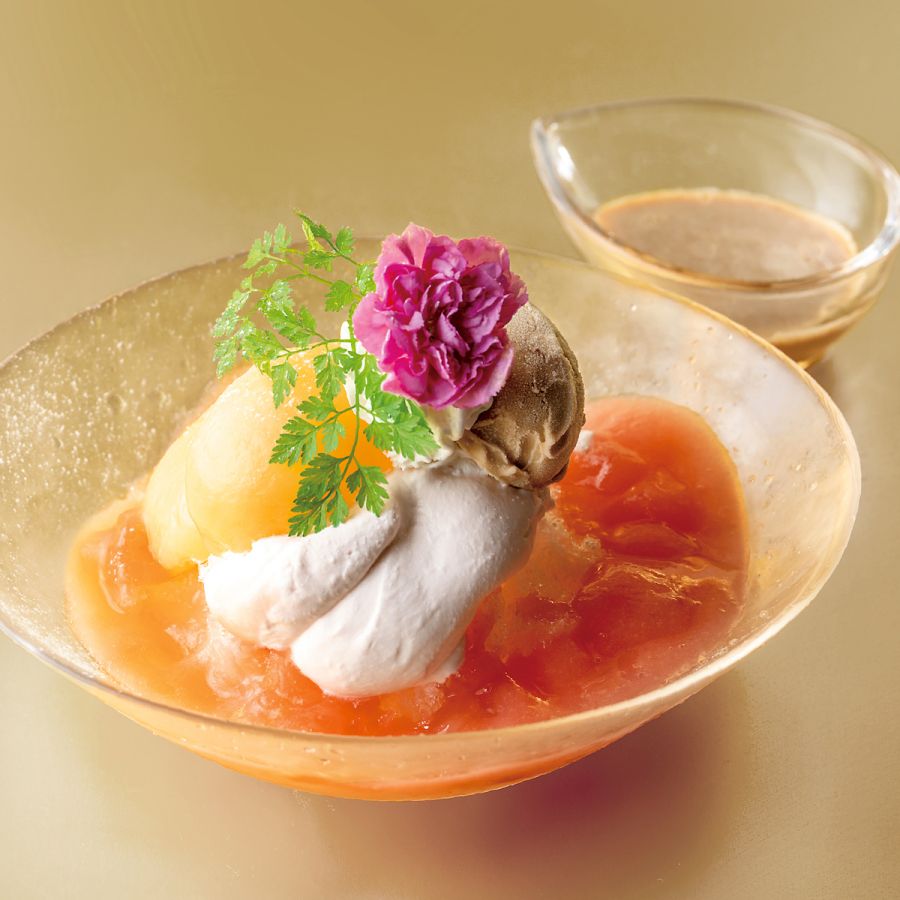 「紅茶香る丸ごと桃のかき氷」2000円 （「37ローストビーフ」本館3階）