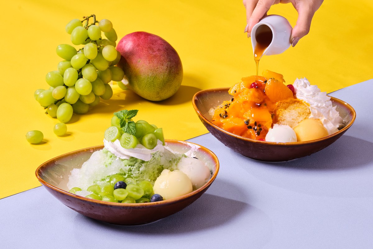 左から「シャインマスカット かき氷 糀みつシロップ」2500円、「マンゴー かき氷 糀みつシロップ」2100円