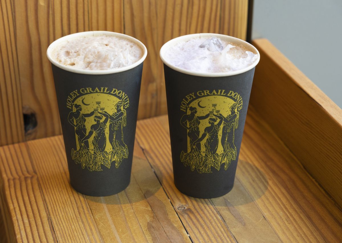 左：カカオラテ $6、右：ウベラテ $6